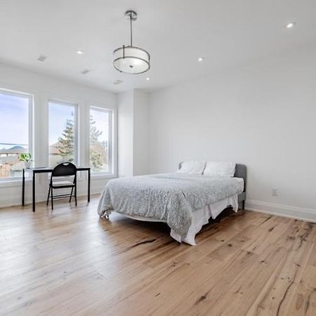 Executive Room In Toronto Next To Yorkdale Shopping Centre Exterior photo
