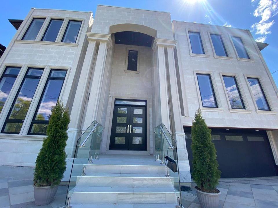 Executive Room In Toronto Next To Yorkdale Shopping Centre Exterior photo