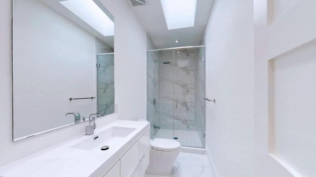 Executive Room In Toronto Next To Yorkdale Shopping Centre Exterior photo